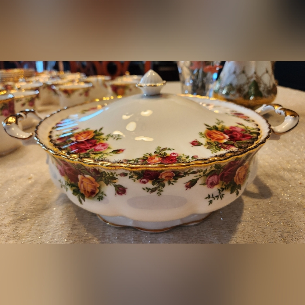 Beautiful Royal Albert Old Country Rose Tureen With Lid. Mint Condition. England